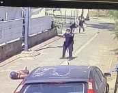  فيديو: توثيق لشرطي يطلق النار على رجل هاجمه بسكين في روش هعاين